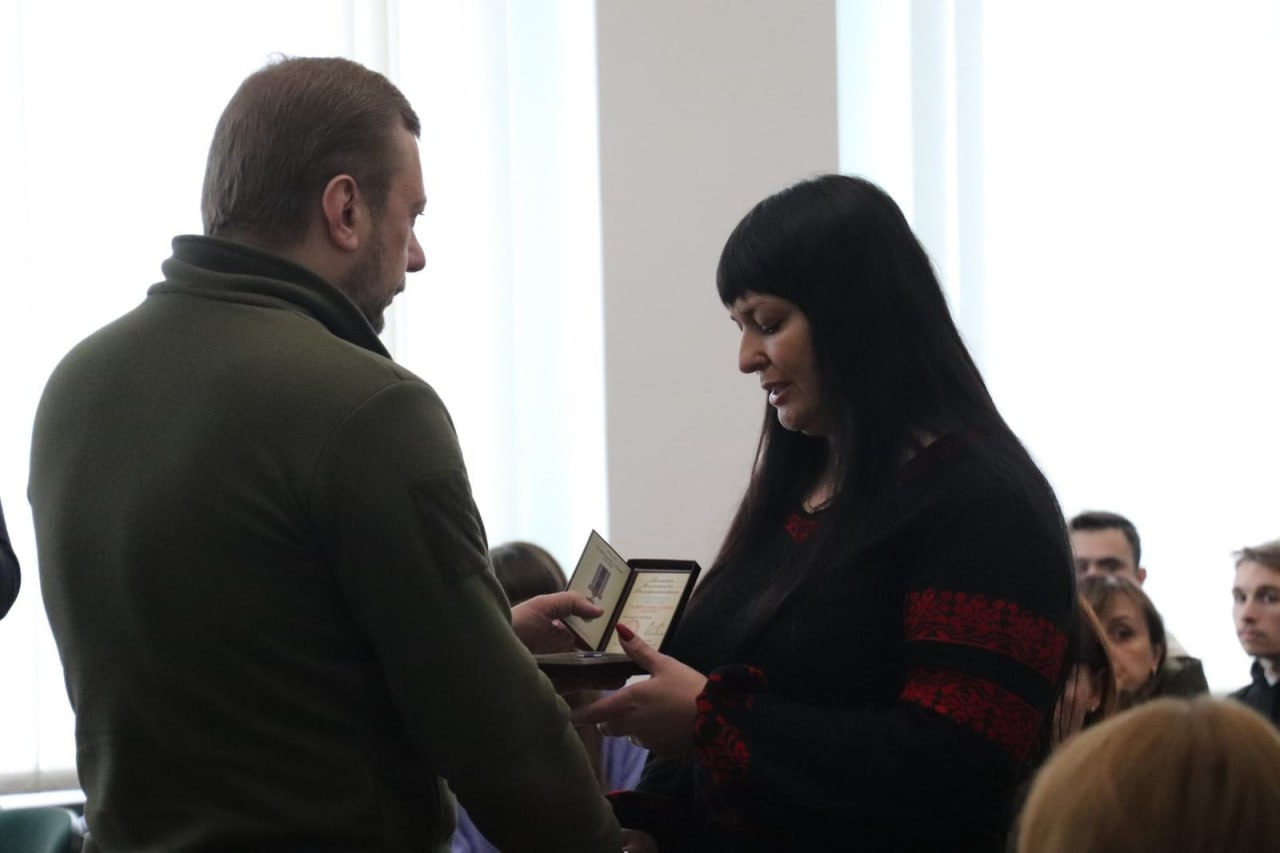 В День ЗСУ в Чернігівській ОВА родинам загиблих воїнів передали державні нагороди