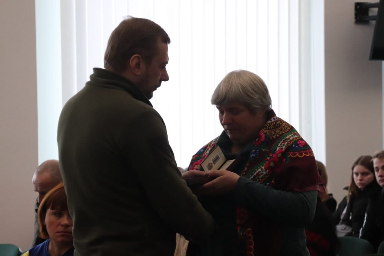 В День ЗСУ в Чернігівській ОВА родинам загиблих воїнів передали державні нагороди
