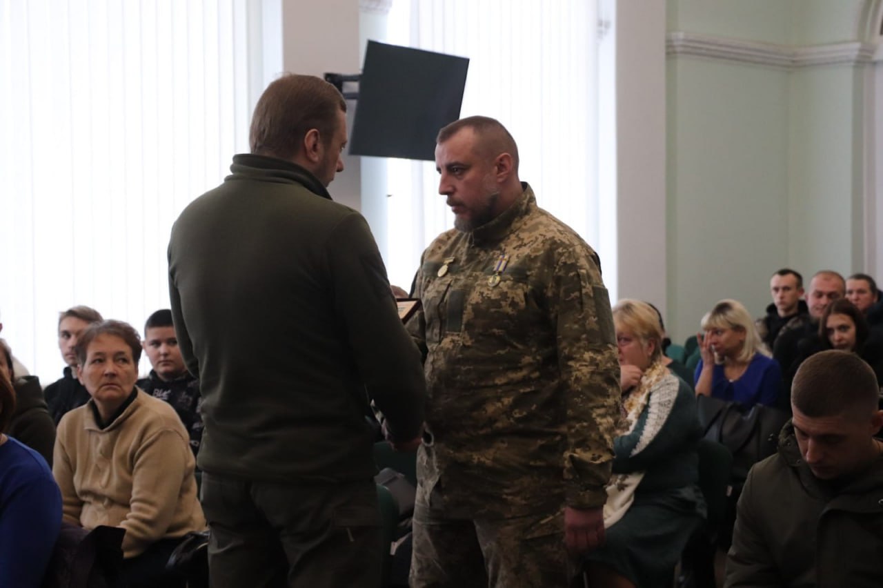 В День ЗСУ в Чернігівській ОВА родинам загиблих воїнів передали державні нагороди