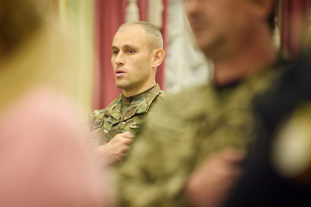 Президент Зеленський вручив сертифікати на квартири Героям України та родинам загиблих Героїв