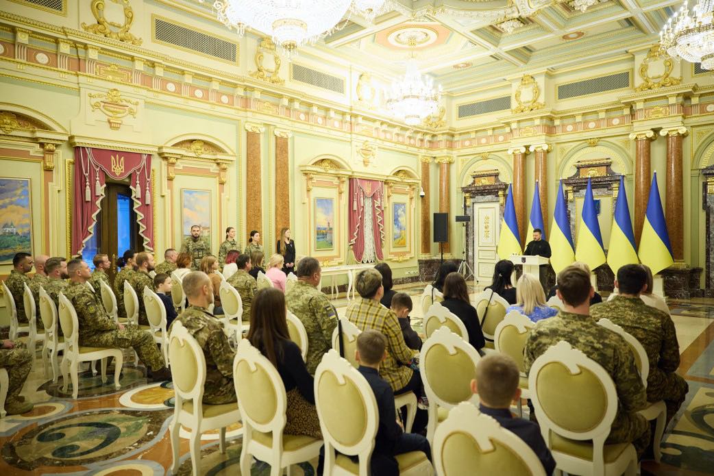 Президент Зеленський вручив сертифікати на квартири Героям України та родинам загиблих Героїв