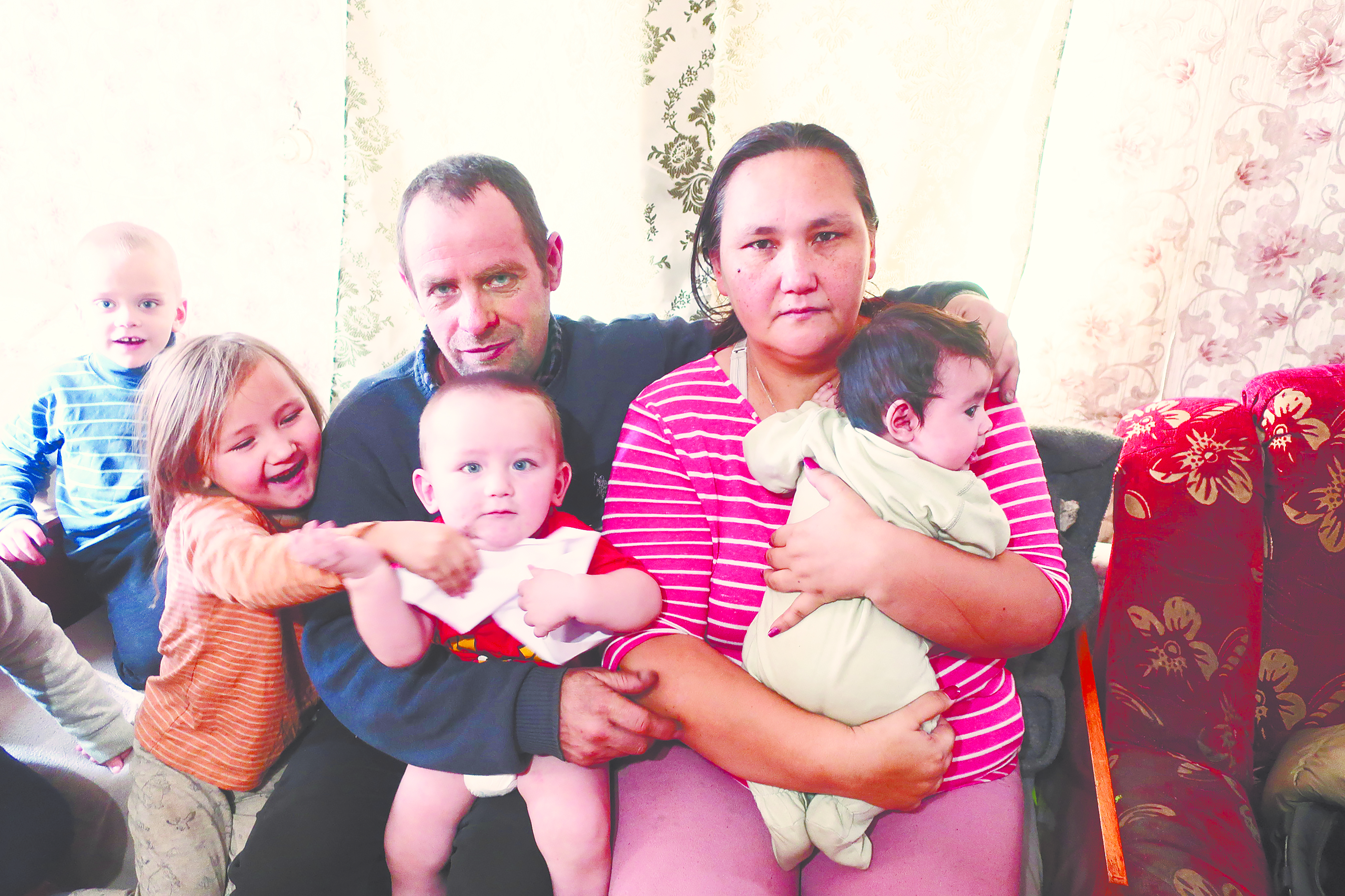 Зліва направо: Владик і Зоряна з Юрієм, який тримає Тимура, та Наталія з Домінікою. 