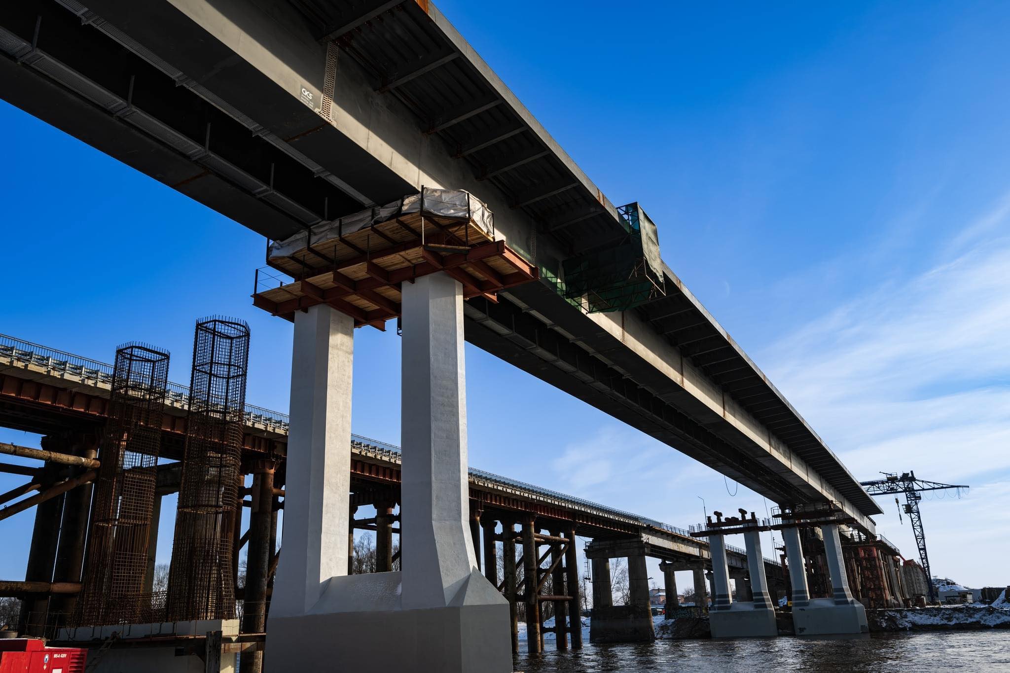 Підрядник показав як нині виглядає процес будівництва рекордного мосту через Десну