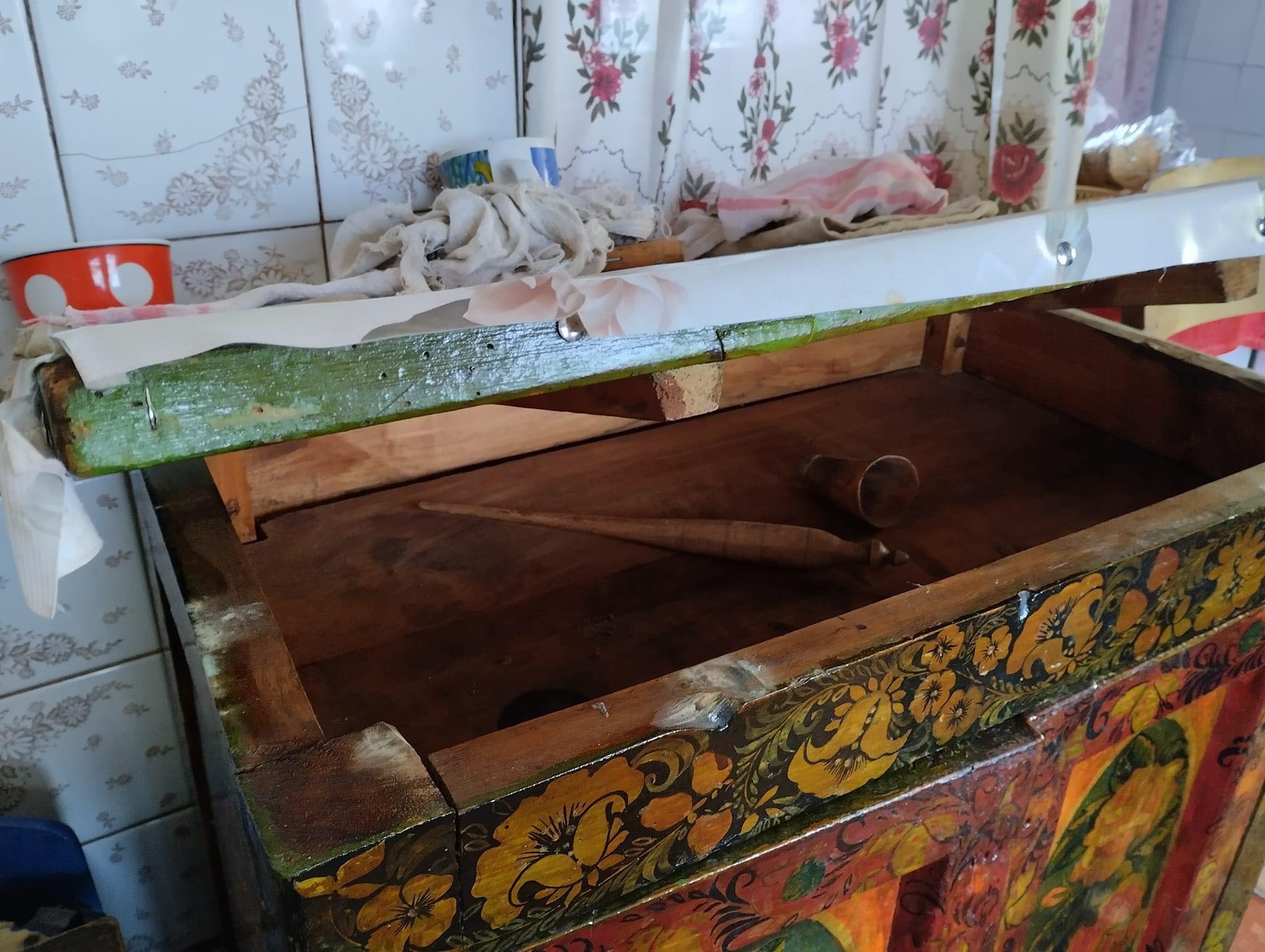 У Менській громаді у родині майстра зберігається розписний столик з секретом, якому 130 років