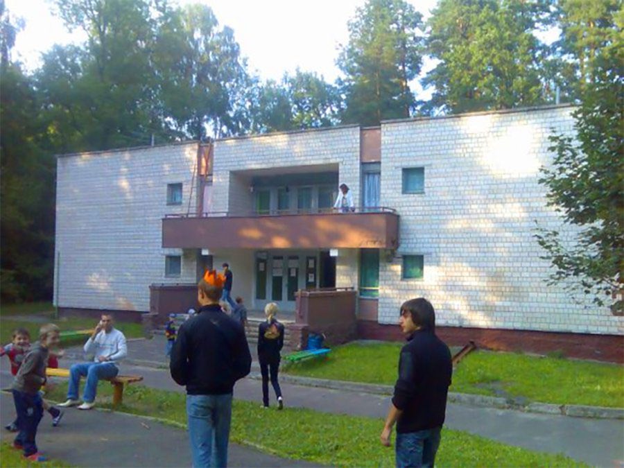 Табір, що складається з трьох спальних корпусів, почав діяти у 1968 та перестав використовуватись у 2016.