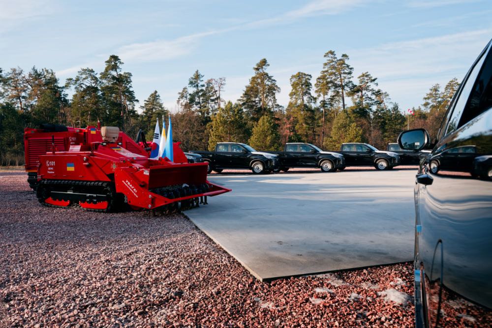 Чернігівська компанія подарувала рятувальникам під ялинку два новенькі пікапи Nissan