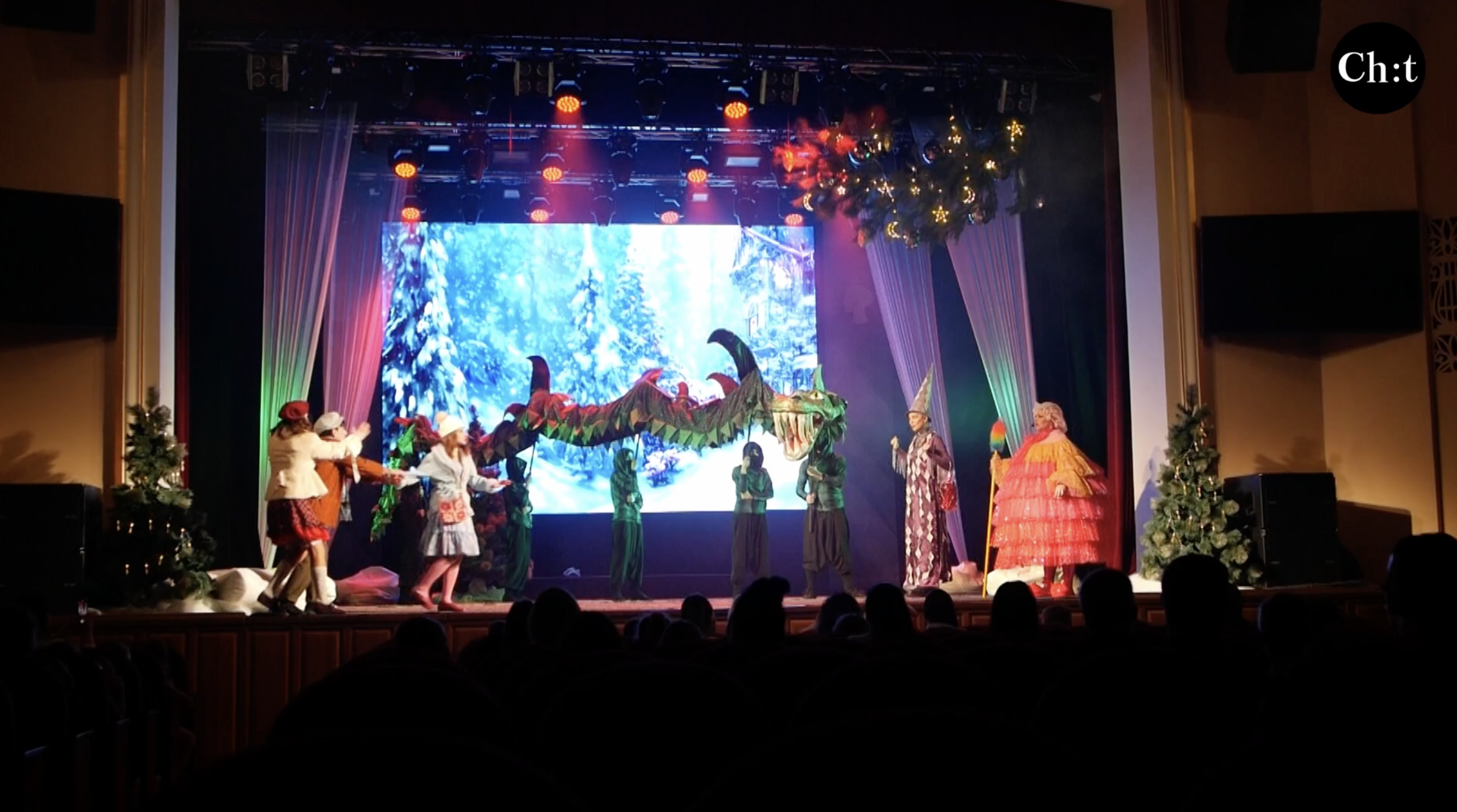 Артист філармонії освідчився в коханні під час новорічної вистави