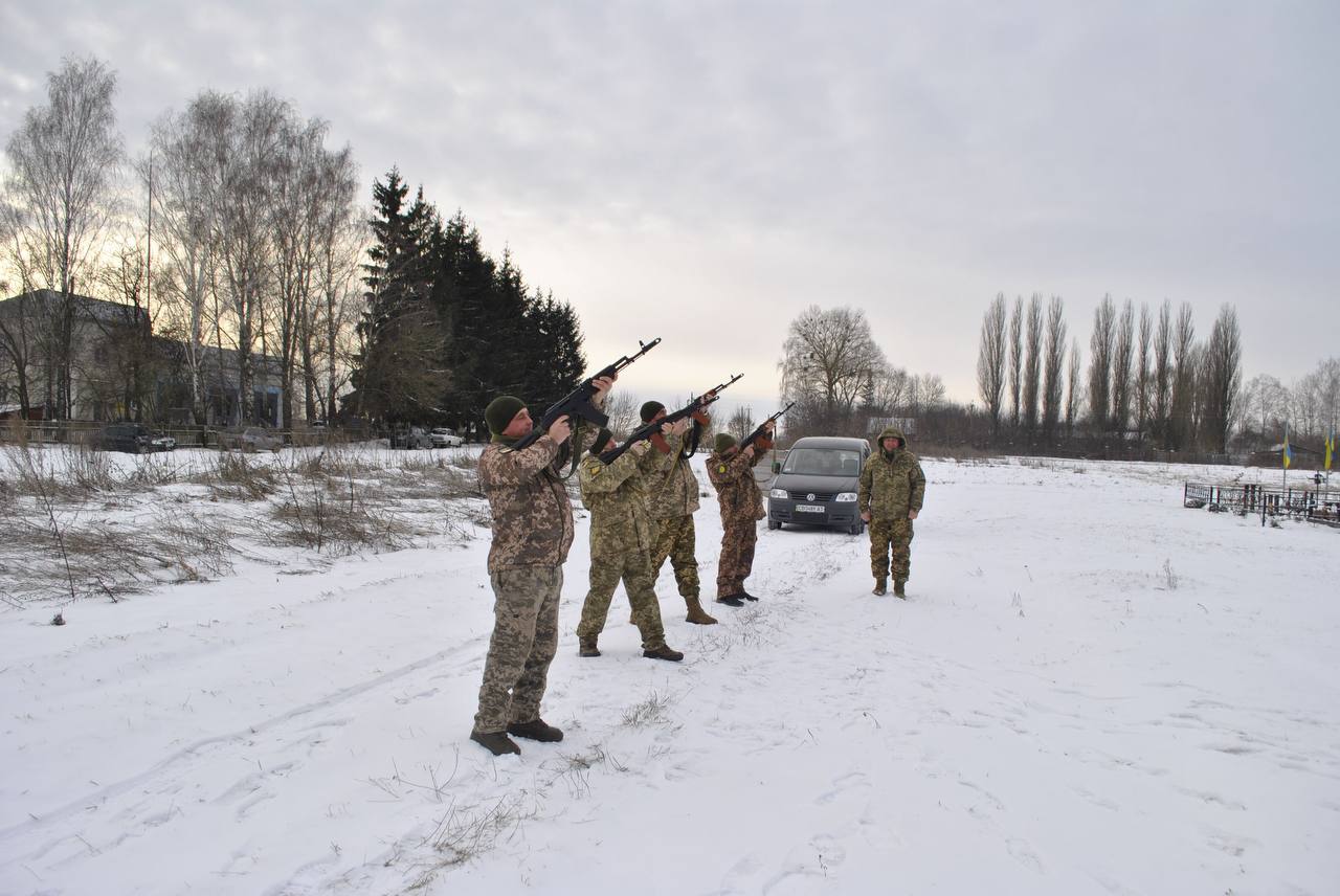 Салют на честь загиблого Валерія Сопуна у Сосницькій громаді