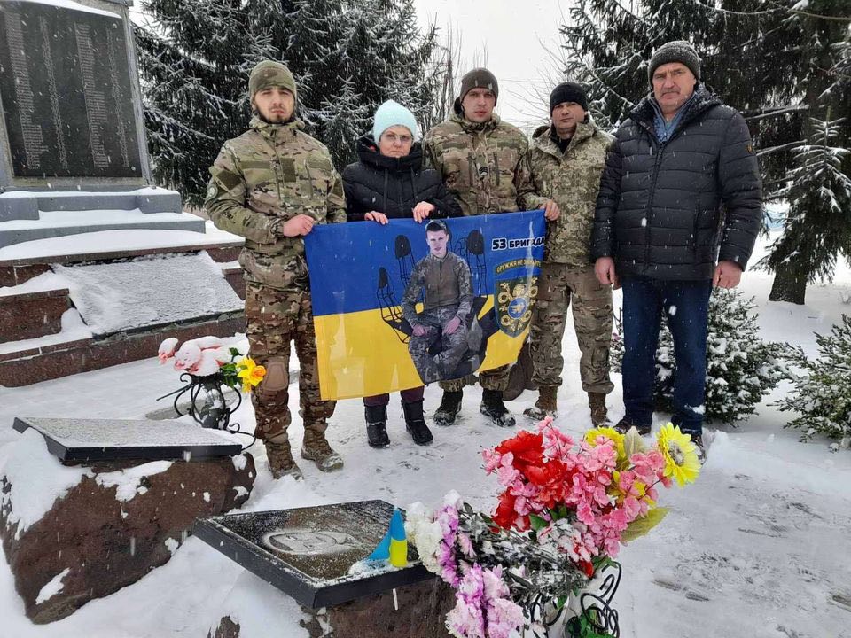 На Чернігівщині батьки загиблого воїна купило 2 автівки захисникам - на виплати