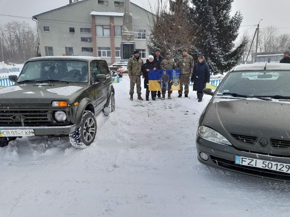 На Чернігівщині батьки загиблого воїна купило 2 автівки захисникам - на виплати