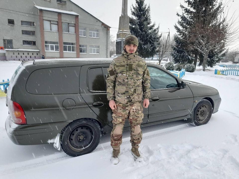 На Чернігівщині батьки загиблого воїна купило 2 автівки захисникам - на виплати