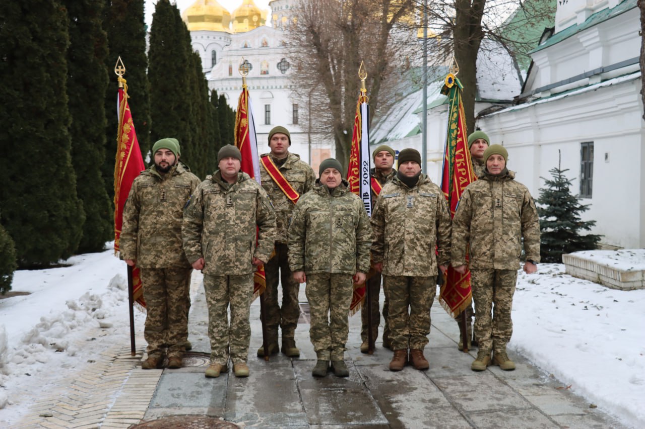 Підрозділам, які обороняли Чернігів, вручили стрічки до бойових прапорів