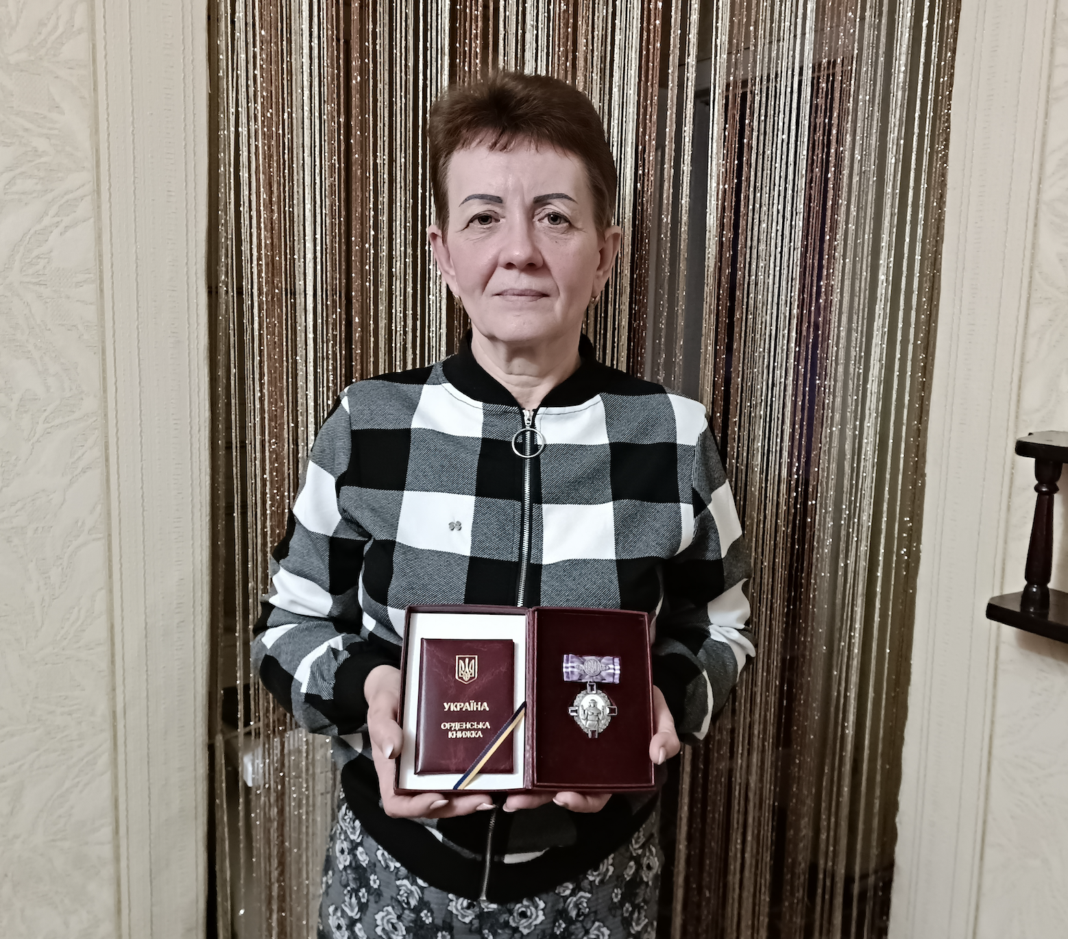 Ірина Шалапуда із Борзни показує орден