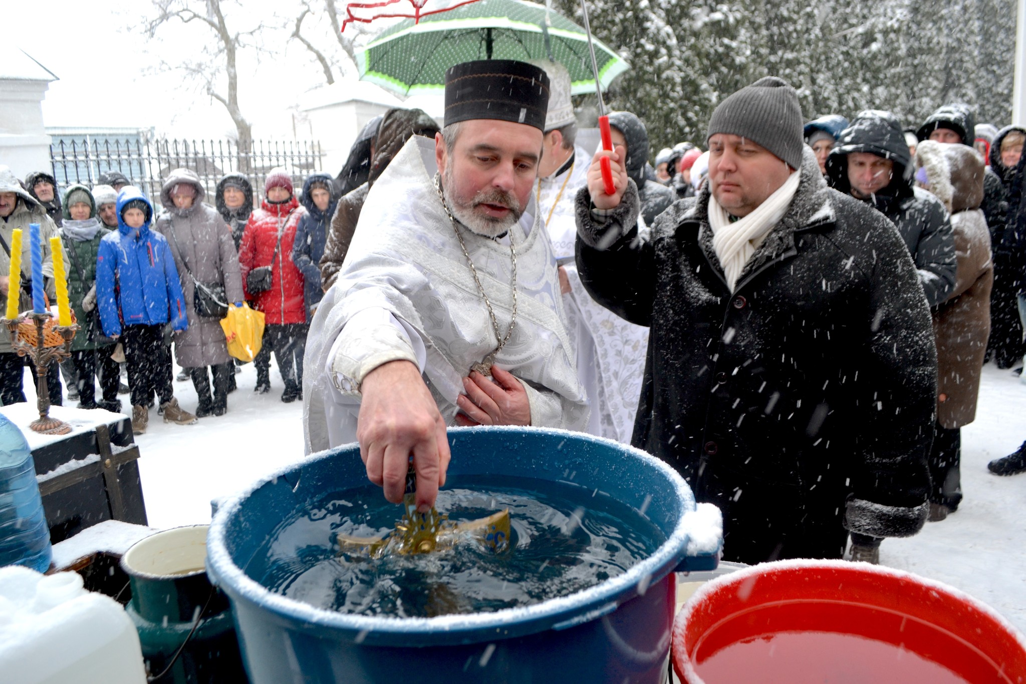 Олександр Юрченко, батюшка храму Святої Покрови, освячує воду