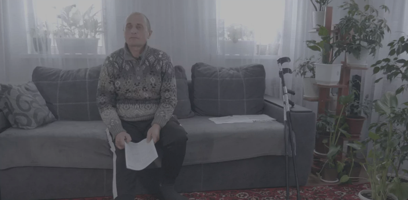 Юрій Рудницький у своєму домі в Конотопі розповідає про документи, які мусить зібрати для судово-медичної експертизи