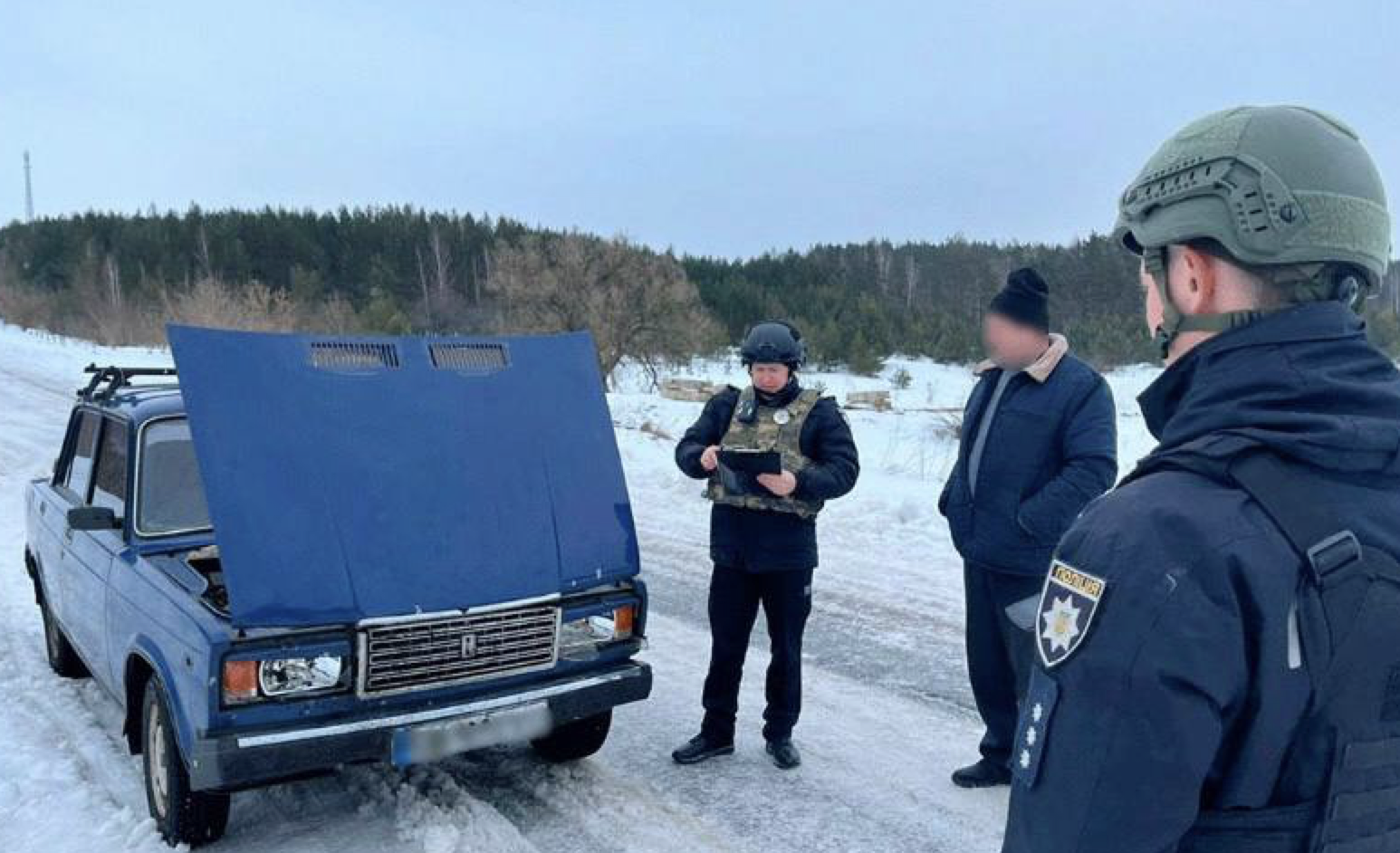Російський дрон поцілив у авто в Гремʼячі
