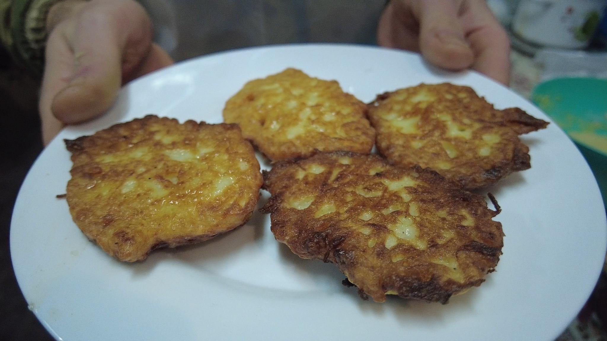 Костянтин Грубич разом із захисником-кухарем з танкової бригади готував деруни за носівським рецептом