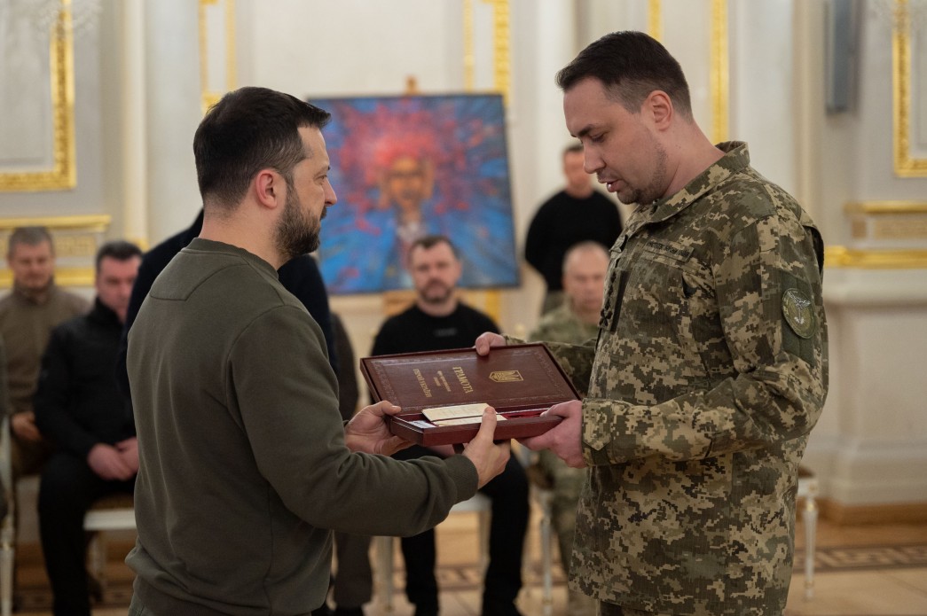 Президент Володимир Зеленський присвоїв звання Героїв України Залужному та Буданову