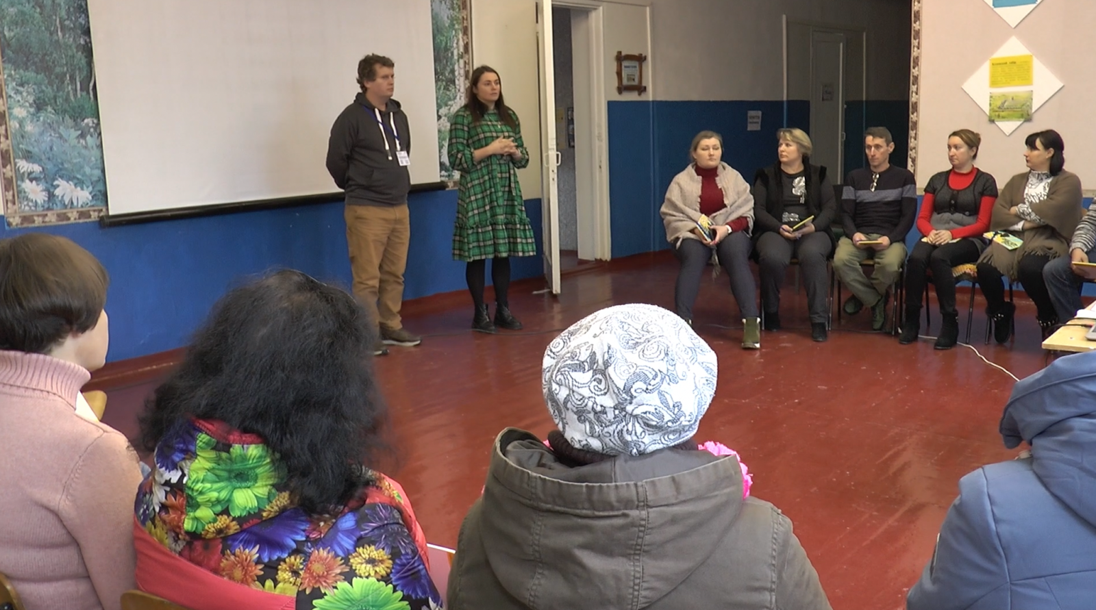 Виконавча директорка ГО «Агенція міських ініціатив» Тетяна Романова виступає зі зверненням до учасників та учасниць тренінгу