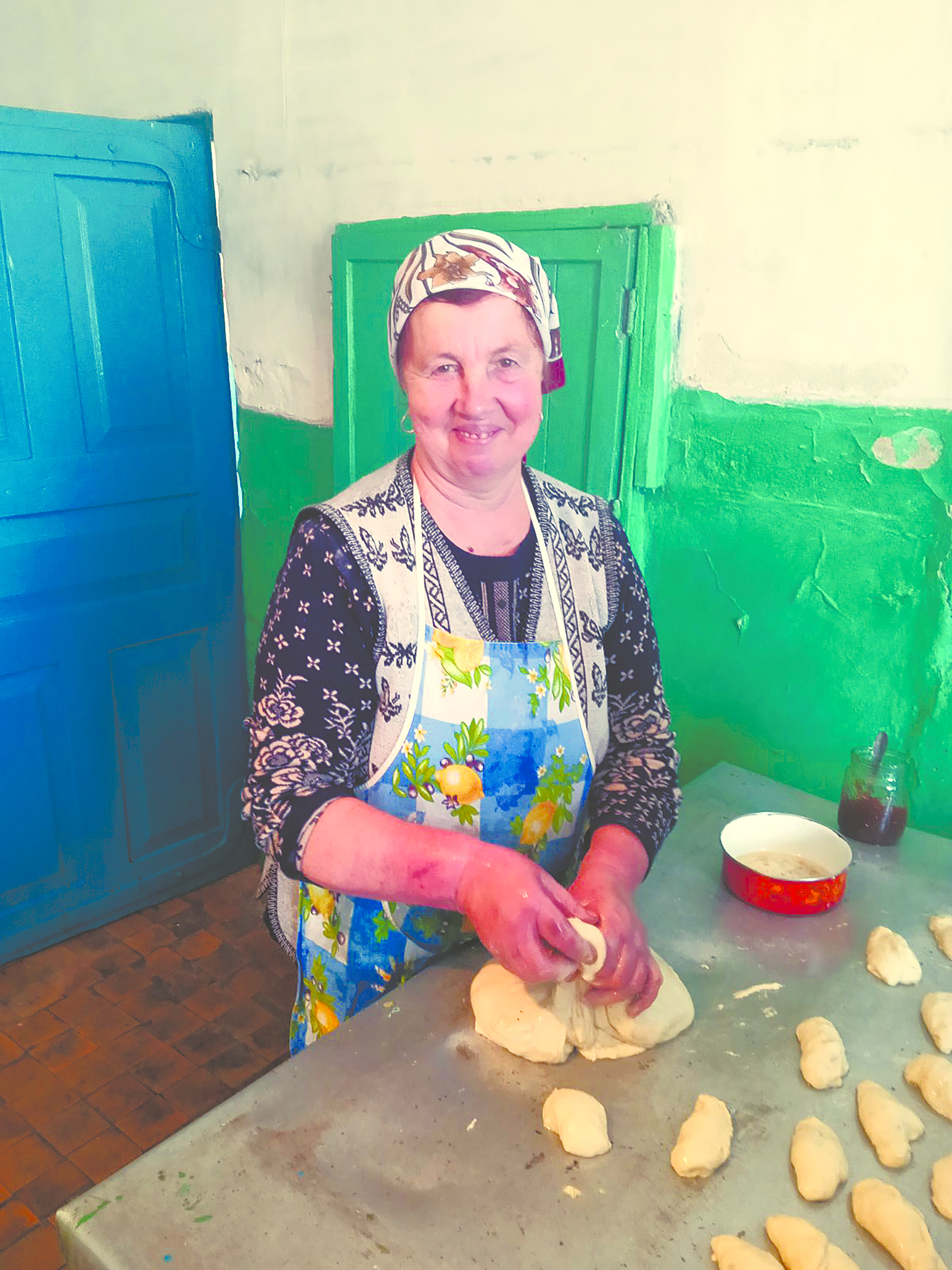 Ольга Чижик із Понорницької громади ліпить пиріжки