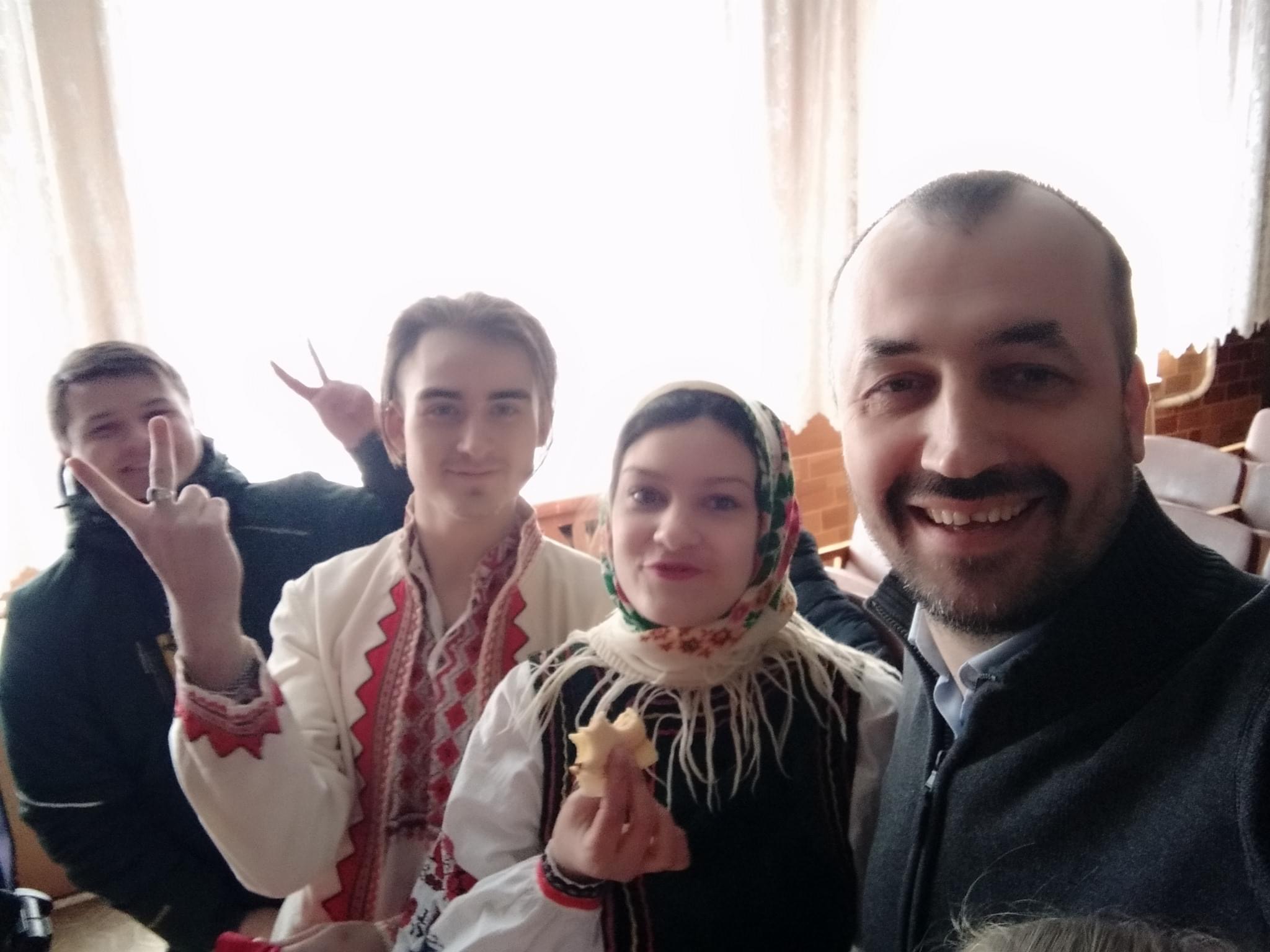 отець Сергій Чутченко зі студентами