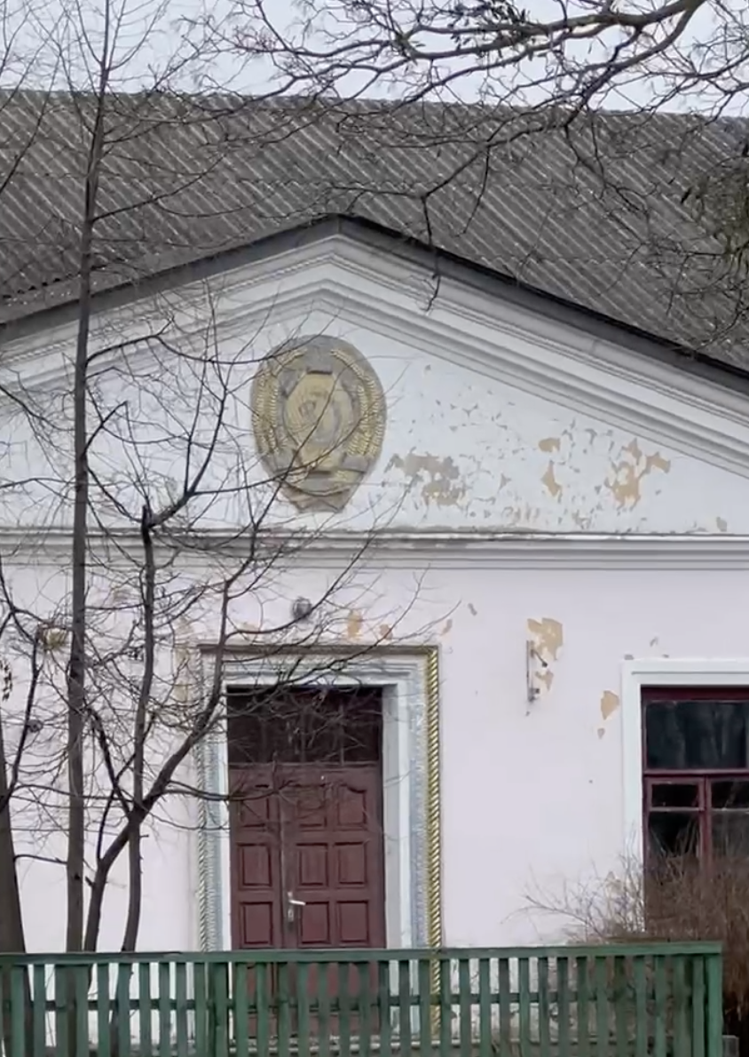 Коли у Любечі приберуть радянський герб з-під даху молодіжного центру