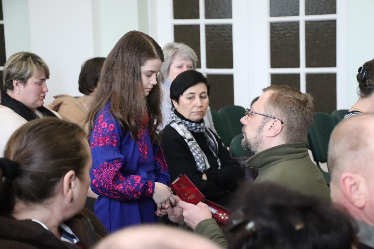 У Чернігівській ОВА передали державні нагороди родинам загиблих бійців