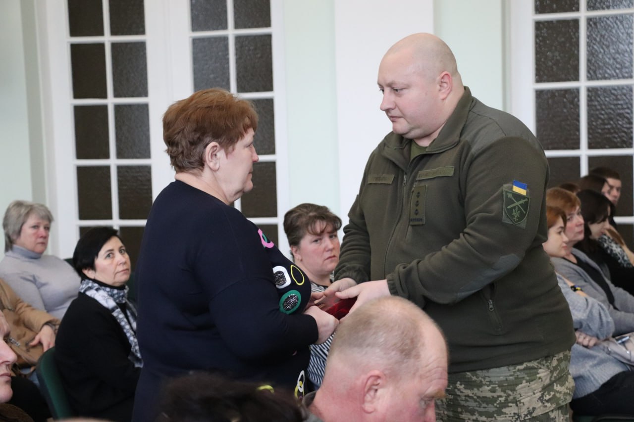 У Чернігівській ОВА передали державні нагороди родинам загиблих бійців