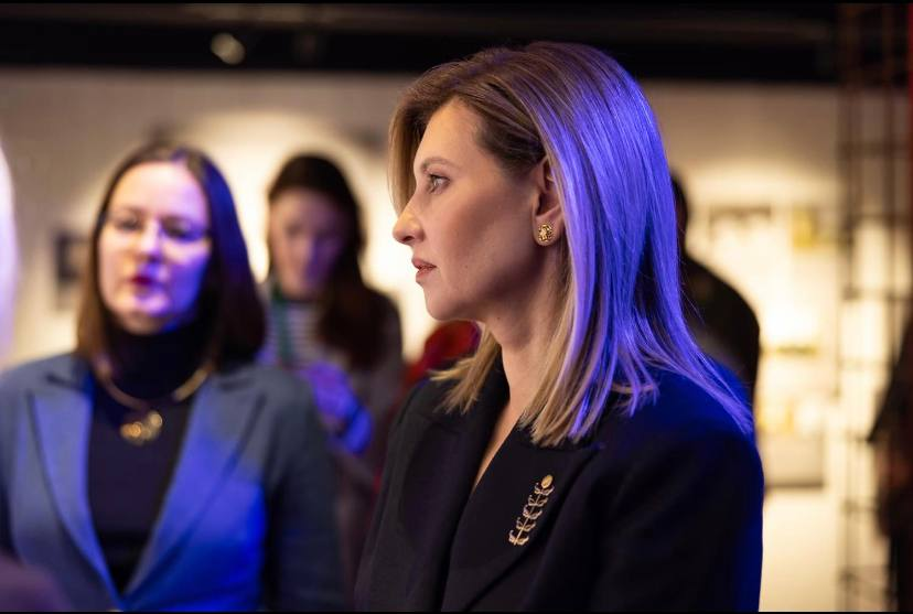 Олена Зеленська. Брошка від ювелірки з Чернігова