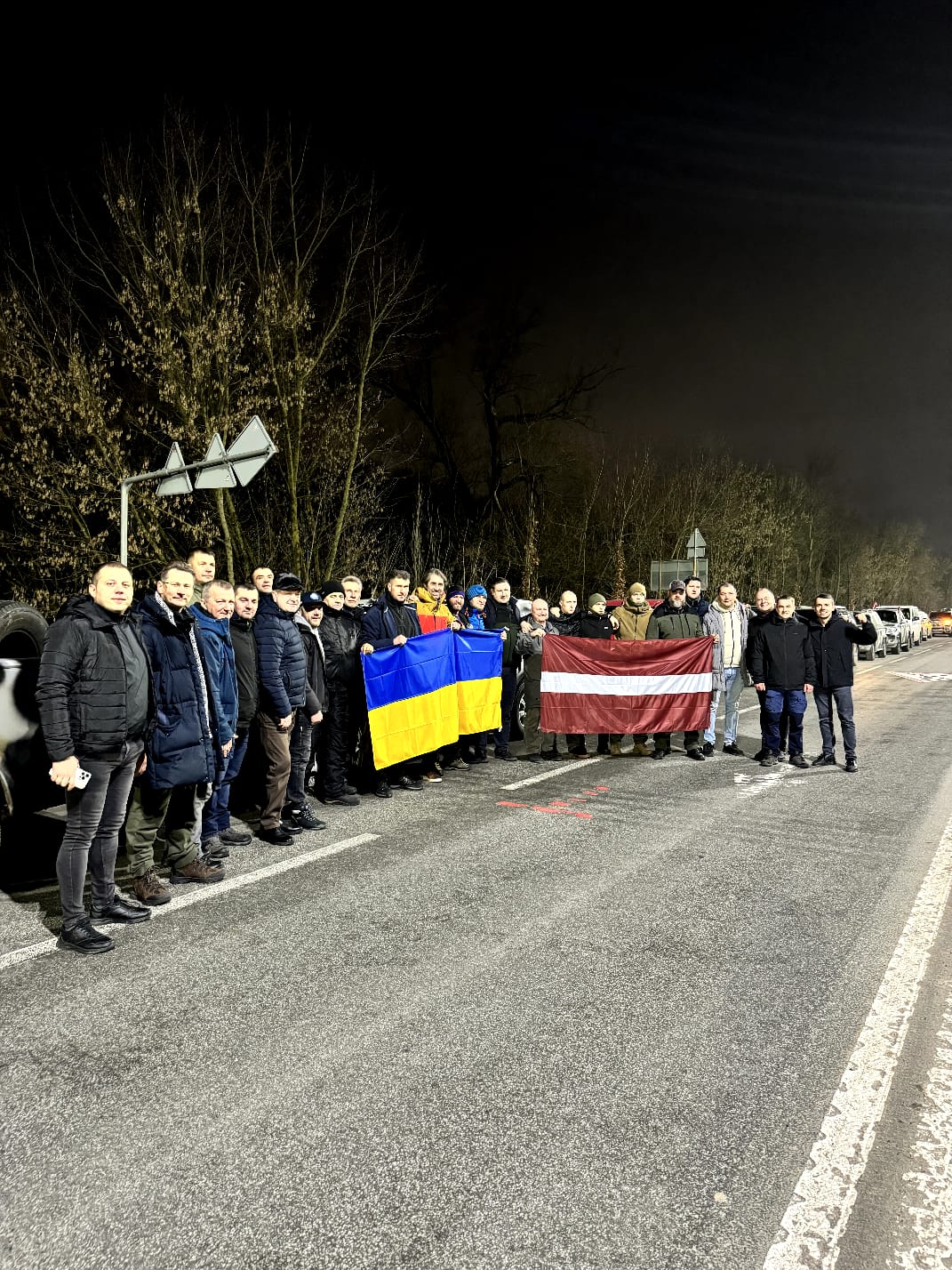 Дмитро Блауш та латвійські волонтери відвезли автівки на фронт