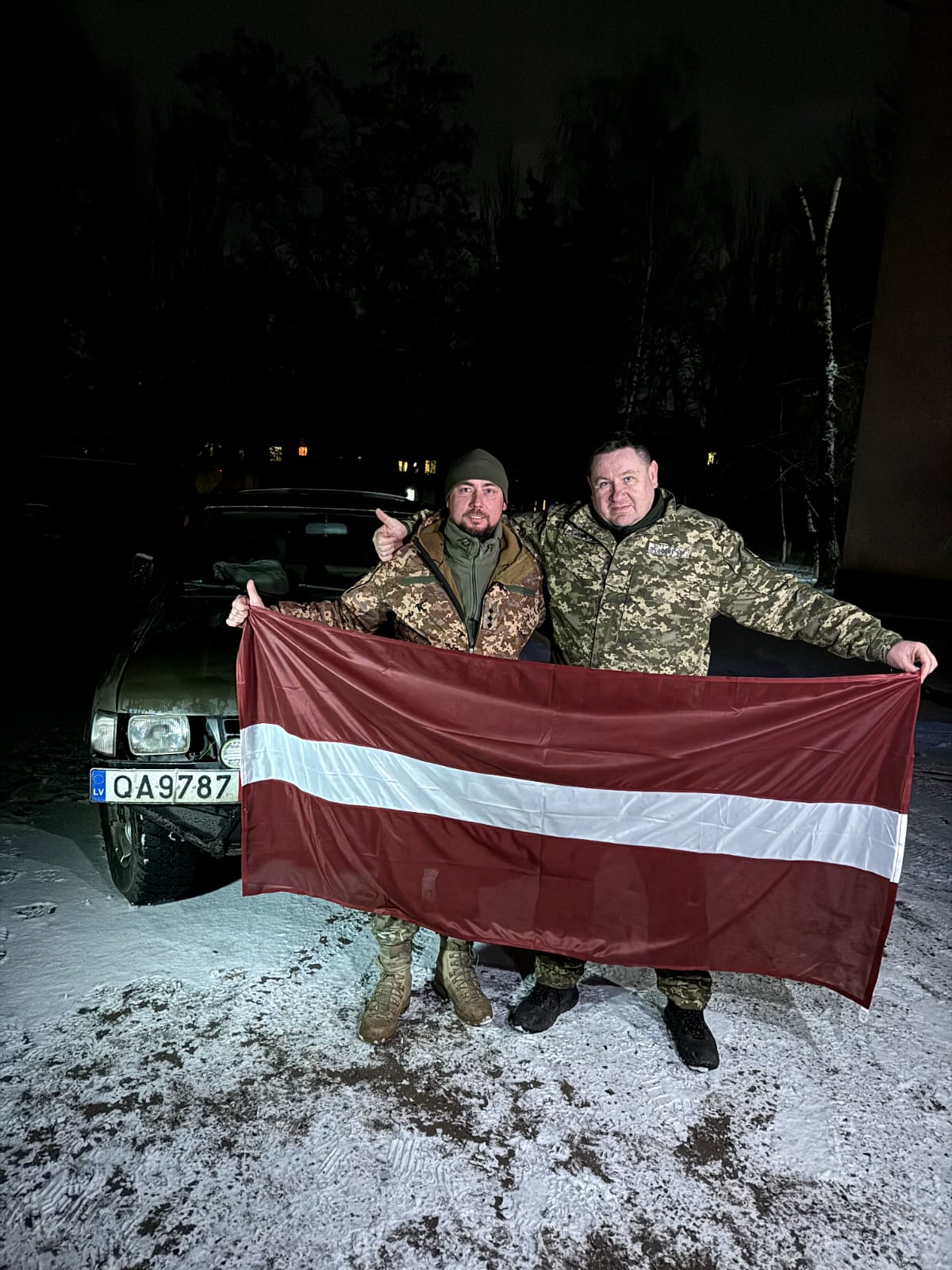 Чернігівські та латвійські волонтери відвезли автівки на фронт