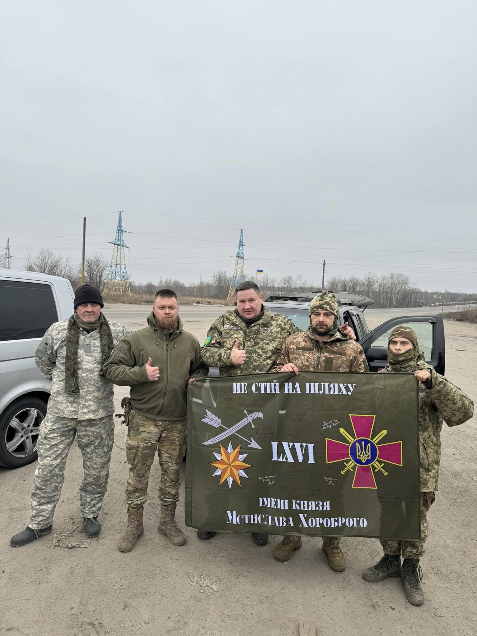 Чернігівські та латвійські волонтери відвезли автівки на фронт