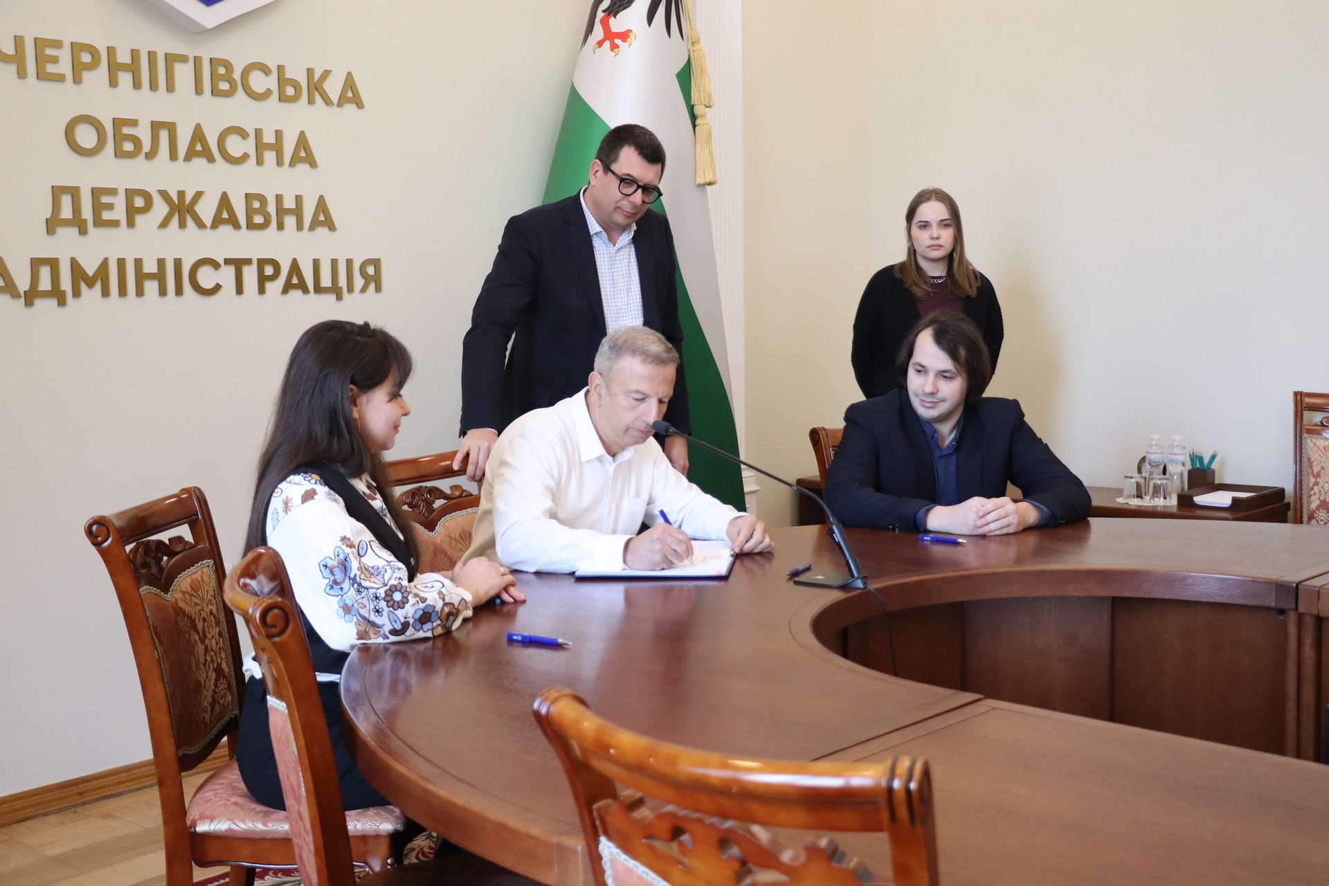 У Чернігівській ОВА підписали договір щодо Молодіжного центру