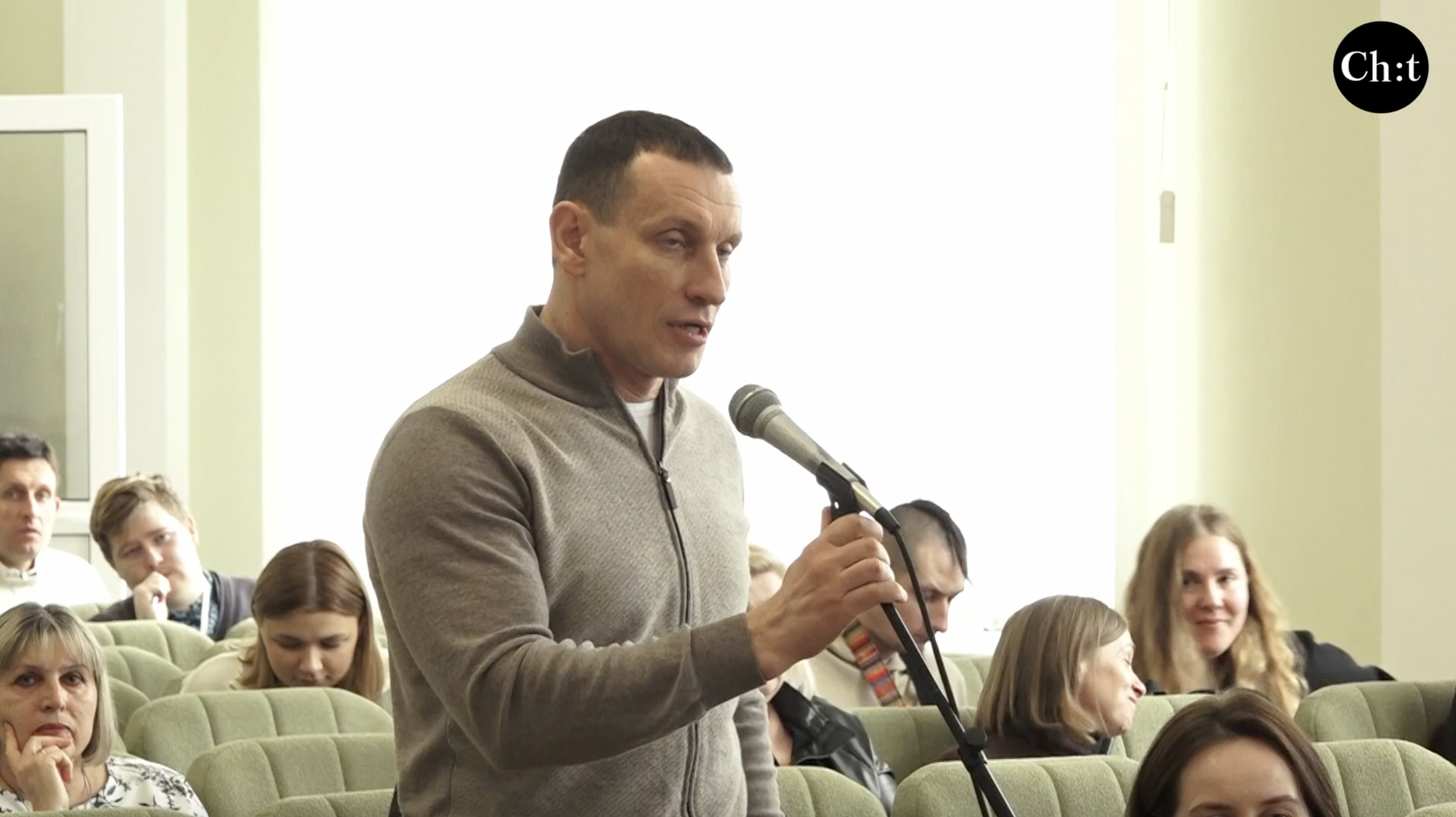  керівника "Теплокомуненерго"  Олексій Щербину  виступає на сесії міськради 5 березня