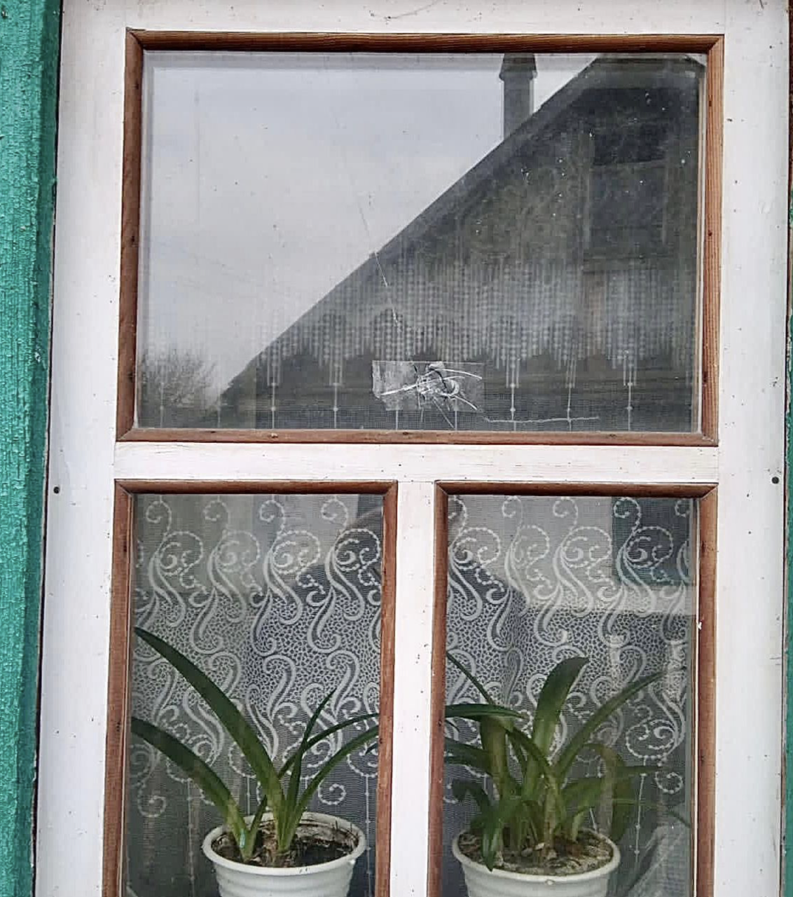  Уламки від міни пошкодили вікна та гараж, с.Гремʼяч