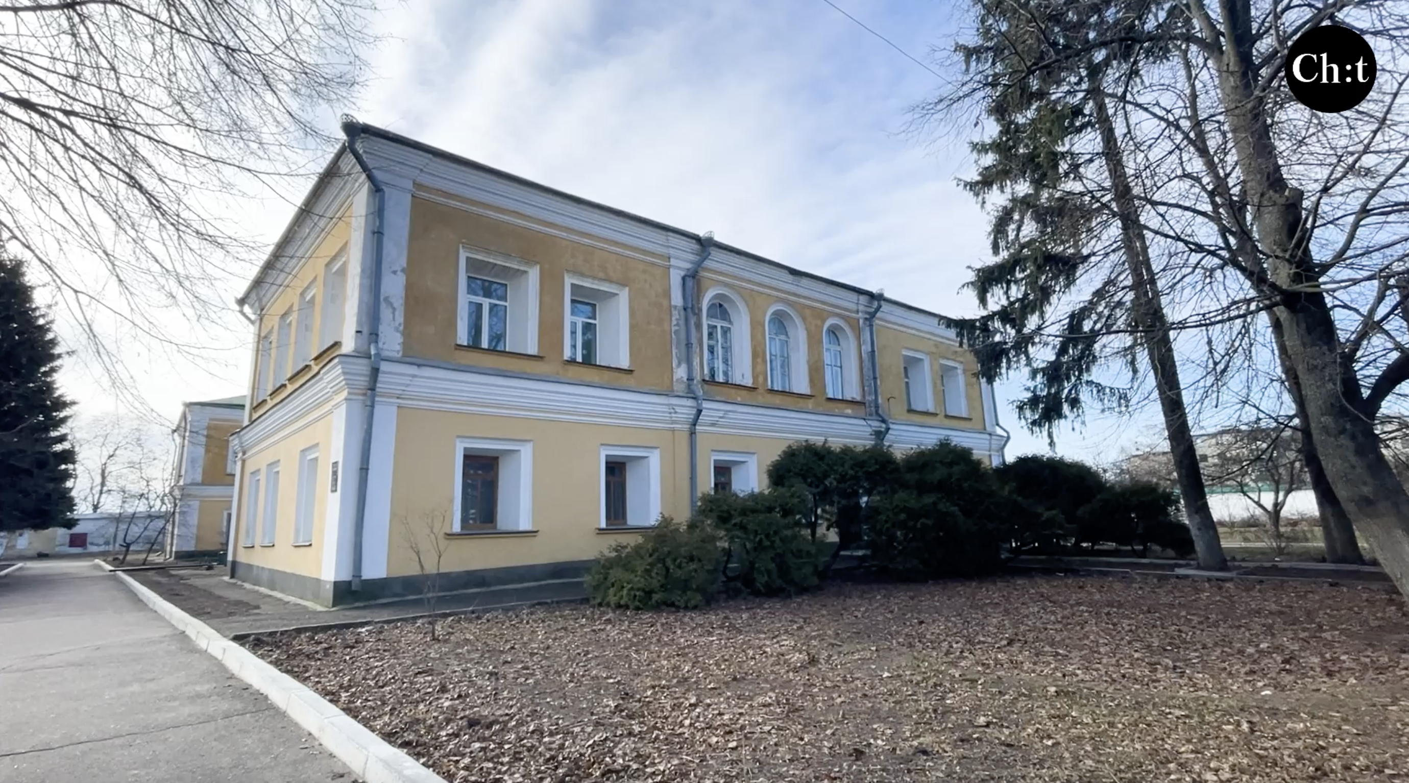 Будинок училища на території Троїцького монастиря у Чернігові
