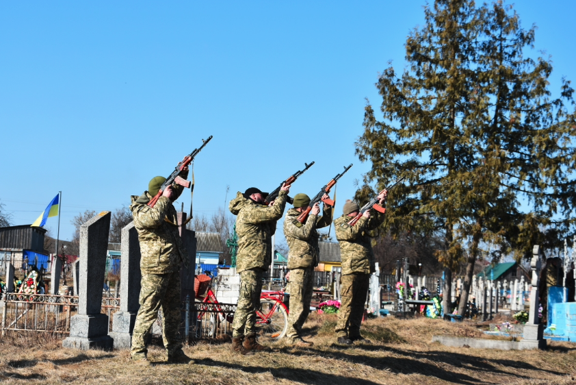 Прощання із головним сержантом Євгенієм ПРИХОДЬКОМ у Коропській громаді