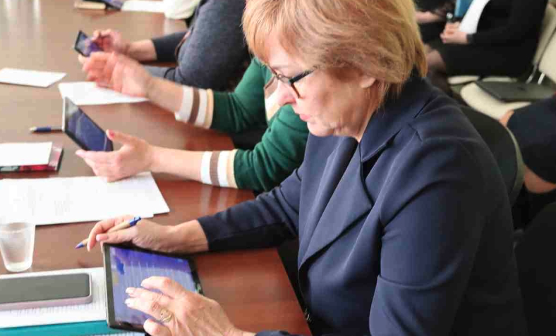 На сесії Куликівської селищної ради - депутати працюють з планшетами