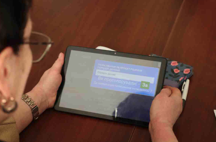 На сесії Куликівської селищної ради - депутати працюють з планшетами