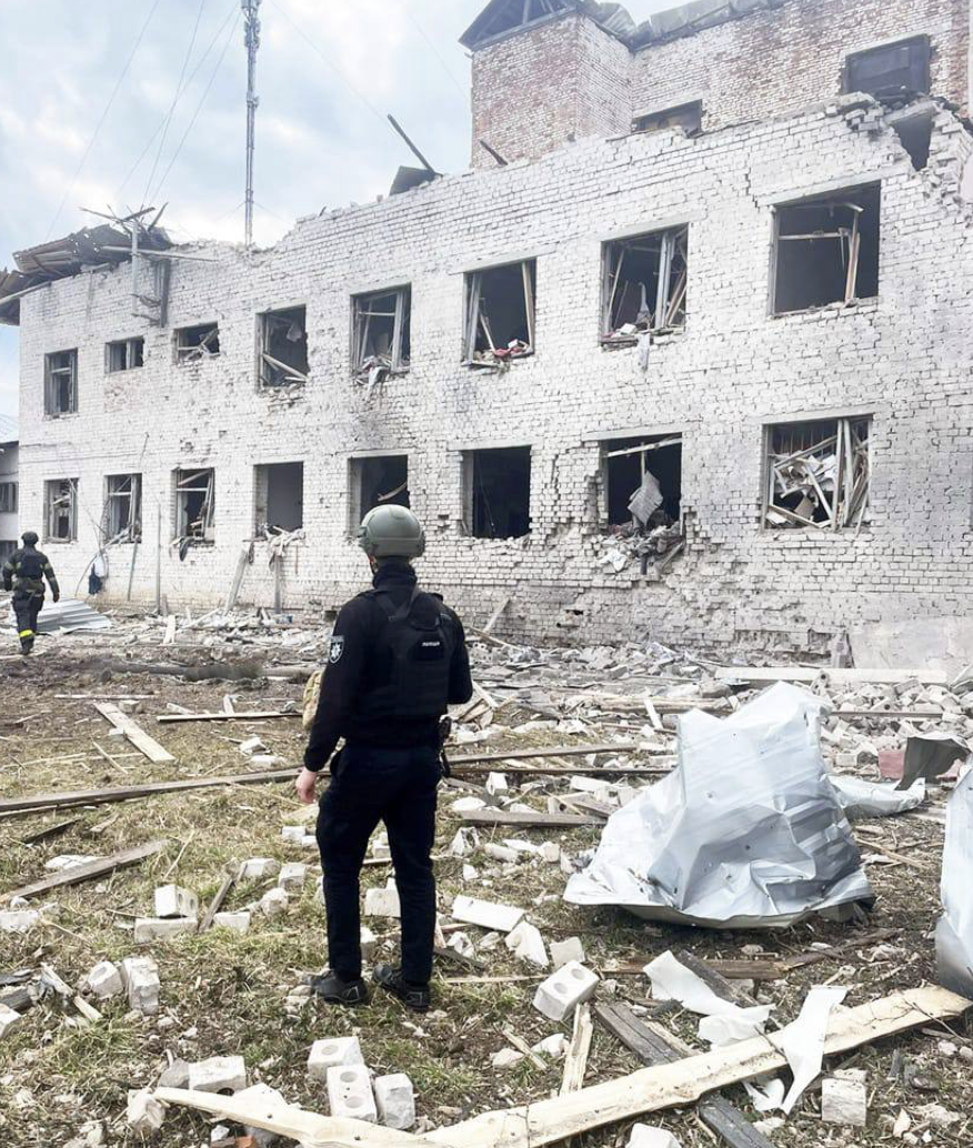Три авіабомби: поліція показала фото руйнувань у Семенівці