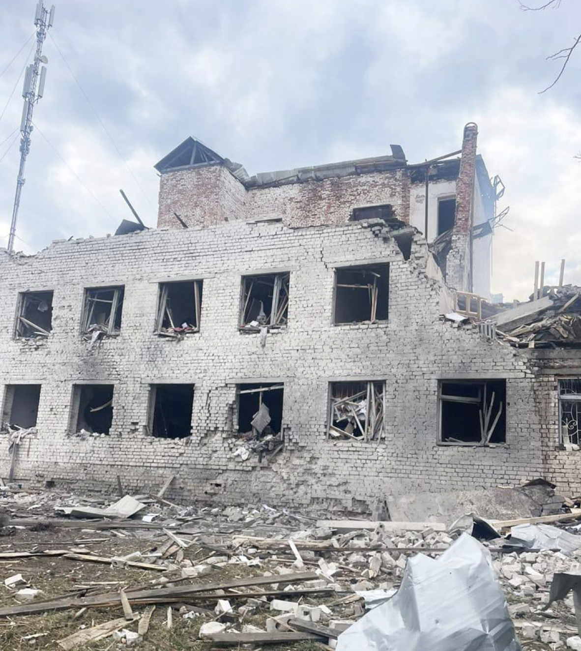 Три авіабомби: поліція показала фото руйнувань у Семенівці