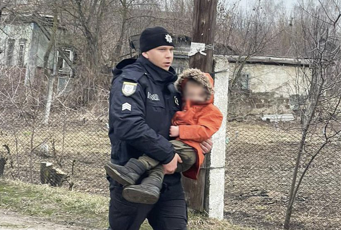 Шукали всю ніч: трирічного хлопчика знайшли за кілометр від дому: