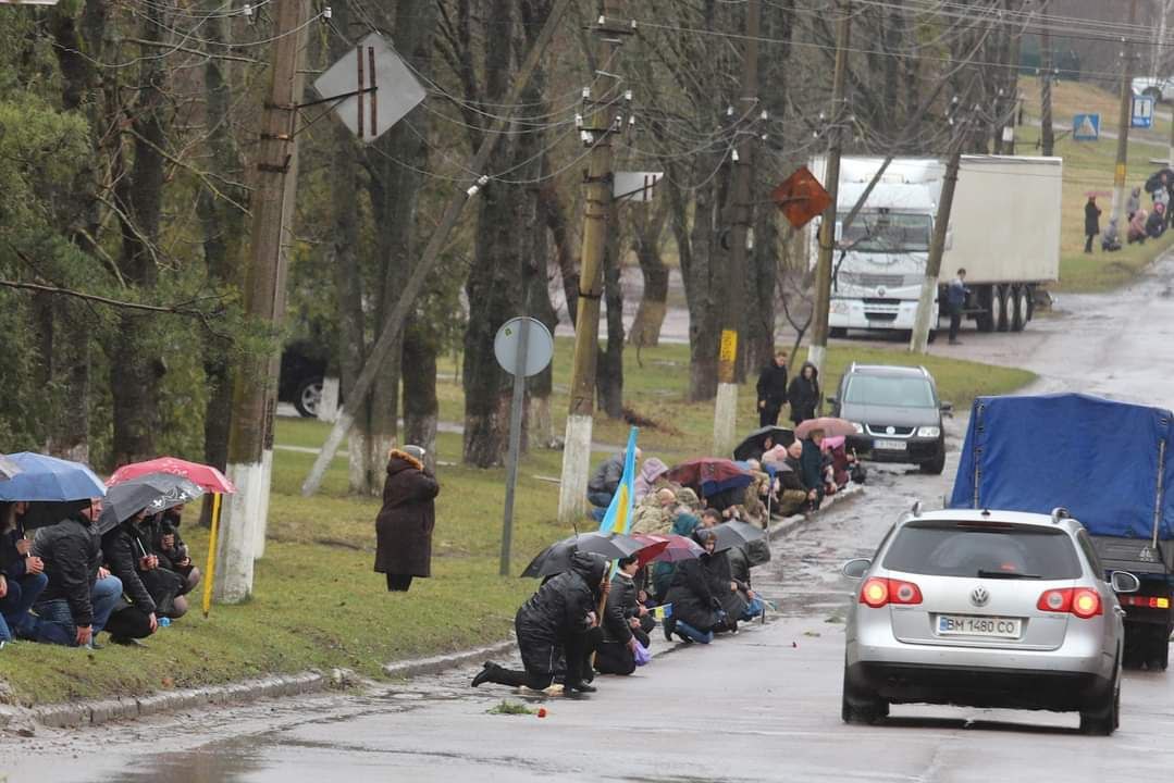 Кортеж із тілом Віталія Мостового зустрічають жителі Срібнянської громади