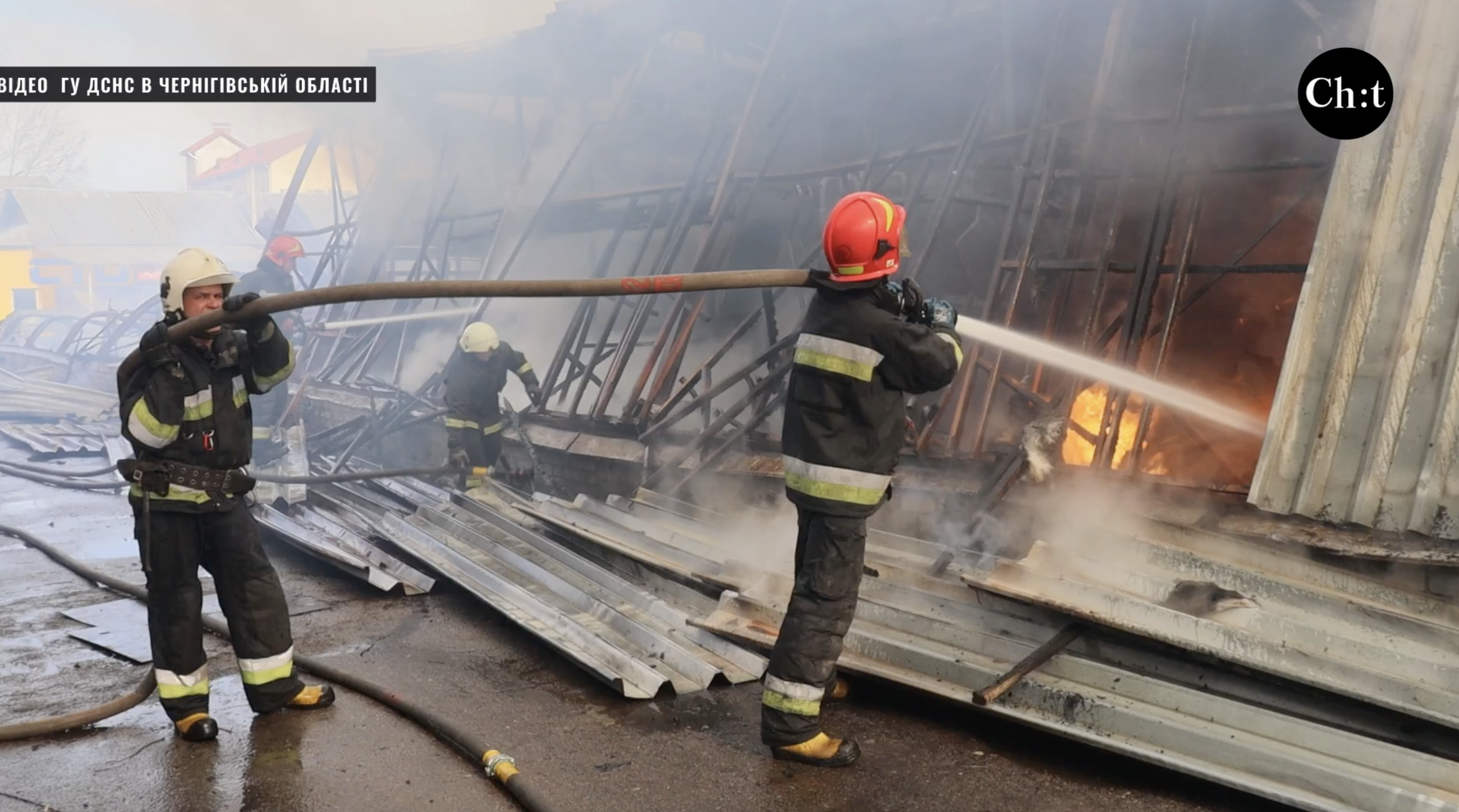 Дим від пожежі бачило майже все місто: у Чернігові згорів металевий ангар