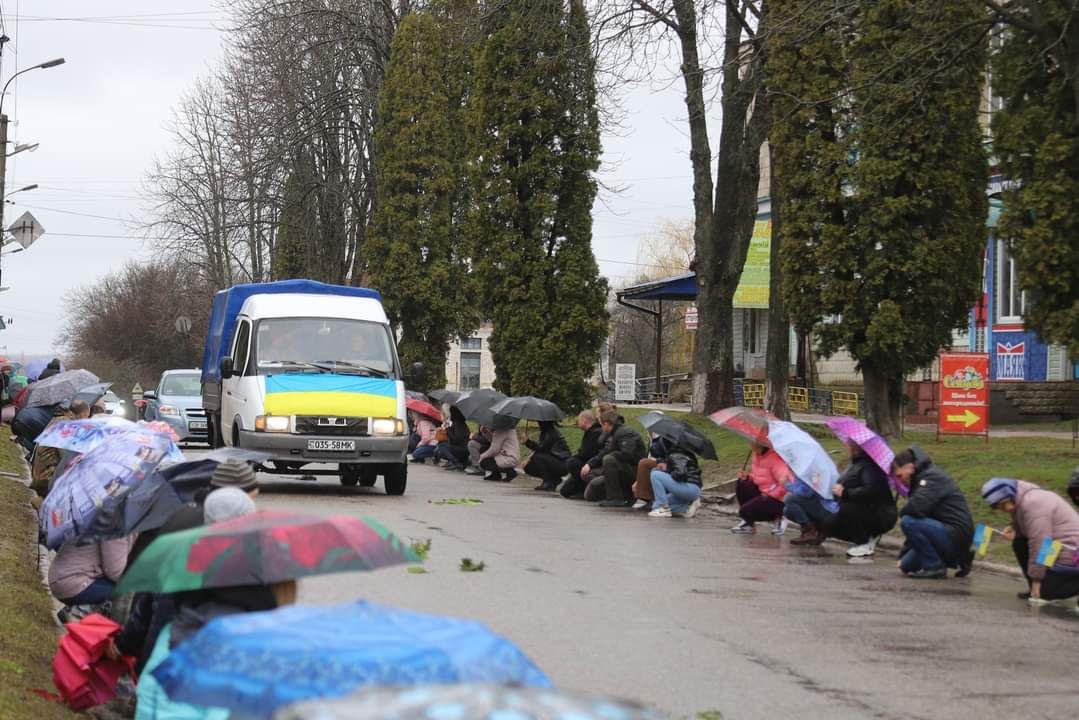 Кортеж із тілом Віталія Мостового зустрічають жителі Срібнянської громади