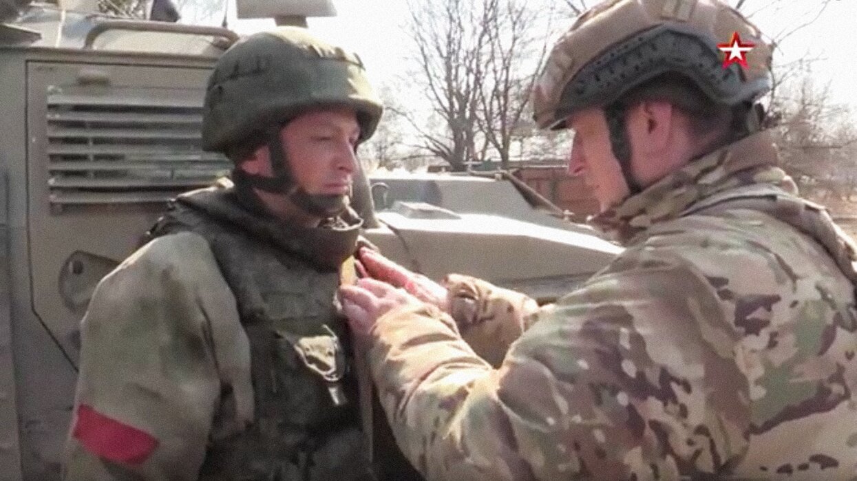 Батько-генерал нагороджує сина за вбивство цивільних і руйнування на Чернігівщині