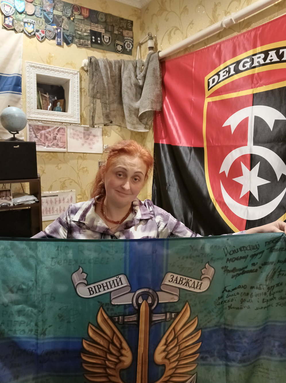Ірина Прокопенко, мама героя, з бойовим прапором бригади