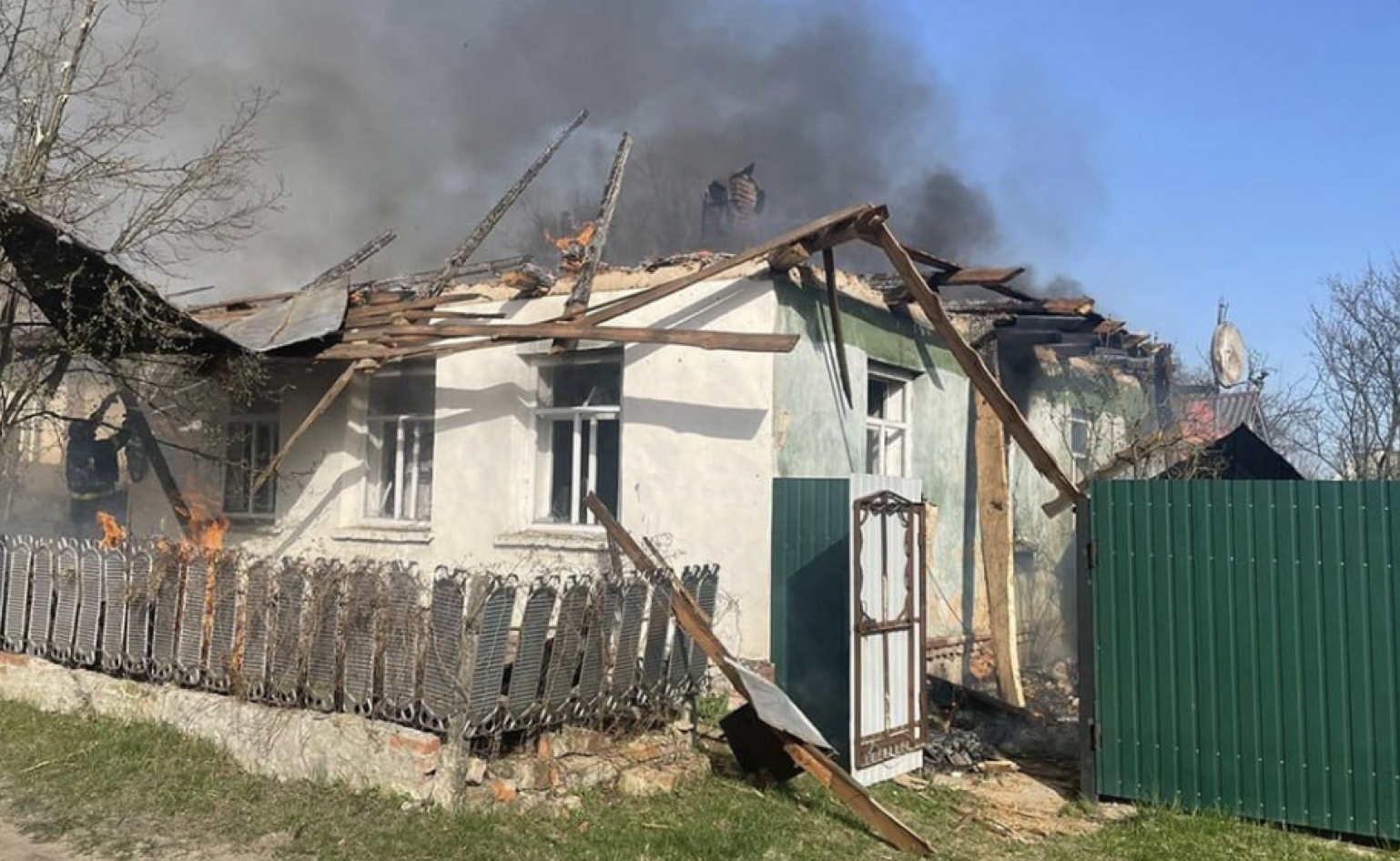 Горять будівлі, є жертви: звірячий обстріл прикордонного міста на Чернігівщині