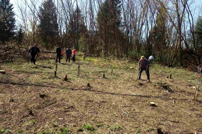Громада на Чернігівщині вперше колективно прибирає кладовища