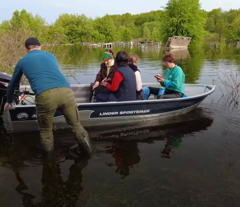 На Чернігівщині затопило дорогу - людей перевозять човном